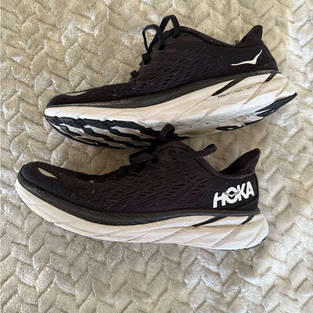 HOKA Black and White Clifton 8 women’s running shoe in size 5.5. 🖤🤍